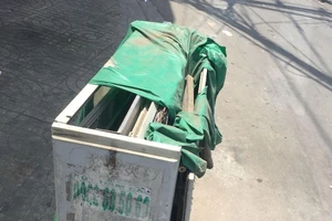 Tủ điện nằm dưới đường gây nguy hiểm cho người dân