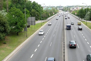 Được dừng xe trên đường cao tốc khi bật đèn ưu tiên?