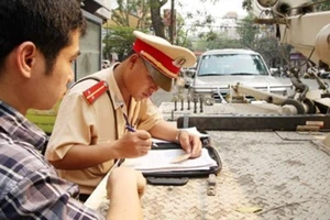 Nộp phạt vi phạm giao thông qua bưu điện như thế nào?