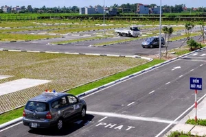 Hỏi về mức thu phí, lệ phí thi sát hạch lái xe ô tô?