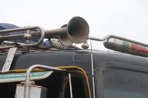 Trong khu dân cư, giờ nào không được bấm còi xe?