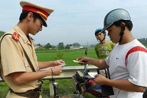 Xe gắn máy đẩy nhau,bị phạt thế nào?