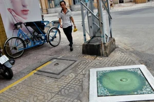 Đỗ xe trên nắp cống sao cũng bị phạt?