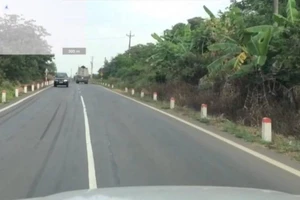 Lỗi ô tô đè vạch kẻ đường có bị tước giấy phép lái xe?