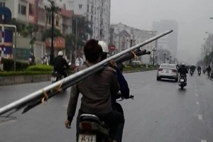 Điều khiển xe máy mang vác cồng kềnh bị phạt thế nào?