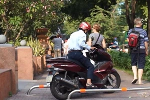 Điều khiển xe máy đi trên vỉa hè, bị phạt như thế nào?