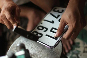 Biển số xe bị mờ có bị phạt, làm sao để xin cấp lại?