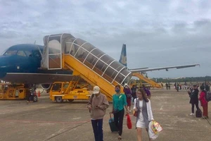 Không đeo kính đen, khẩu trang tại sân bay dịp Tết