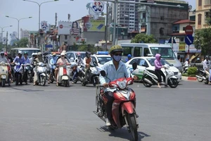 Xe gắn máy vượt đèn đỏ, có bị tước giấy phép lái xe?