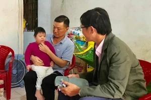 Trao 145 triệu đồng hỗ trợ người cha ung thư nuôi con bại não