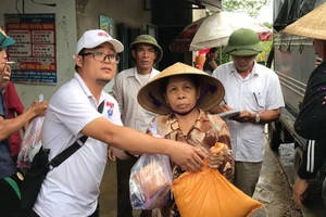 Pháp Luật TP.HCM trao tiếp 180 phần quà cho đồng bào vùng lũ