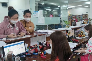 Đang hưởng lương hưu, ra định cư nước ngoài, giải quyết thế nào?