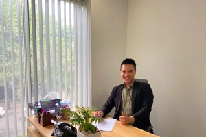 Tác giả đang ở nơi làm việc của mình. Ảnh: NVCC