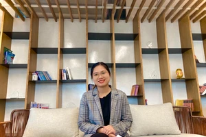 Tác giả ở nơi làm việc của mình. Ảnh: NVCC