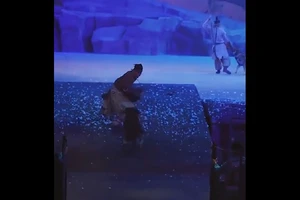 Một diễn viên bị một con sói vồ lấy diễn viên ngay trên sân khấu trong một vở diễn ở TP Tây An (Trung Quốc) hôm 13-6. Ảnh chụp màn hình WEIBO