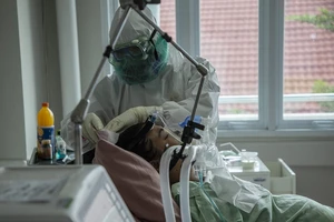 Một bệnh nhân COVID-19 ở Indonesia có bệnh tình nghiêm trọng và cần đến các phương pháp chăm sóc đặc biệt. Ảnh: AFP