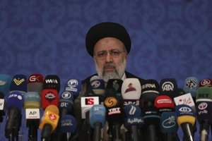Tổng thống đắc cử Iran Ebrahim Raisi trong cuộc họp báo hôm 21-6. Ảnh: AP