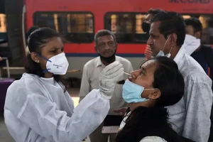 Một điểm xét nghiệm nhanh COVID-19 tại một nhà ga tàu hỏa tại TP Mumbai, bang Maharashtra (Ấn Độ). Ảnh: HT MEDIA (ẤN ĐỘ)