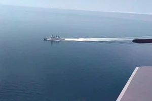 Tàu HMS Defender của Hải quân Hoàng gia Anh trong khu vực lãnh hải của bán đảo Crimea, ảnh do máy bay Nga chụp lại. Ảnh: REUTERS