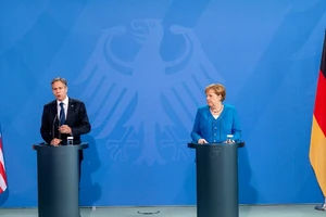 Ngoại trưởng Mỹ Antony Blinken (trái) và Thủ tướng Đức Angela Merkel (phải) trong buổi họp báo chung ở Berlin hôm 23-6. Ảnh: AP