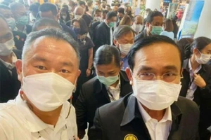 Ông Veerasak Pisanuwong (trái) chụp hình chung với Thủ tướng Thái Lan Prayut Chan-o-cha (phải) tại Phuket hôm 1-7. Ảnh: BANGKOK POST/FACEBOOK