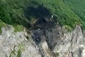 Chiếc máy bay An-26 đâm phải một dãy núi dọc bờ biển Okhotsk ở vùng Kamchatka (Nga). Ảnh: SPUTNIK