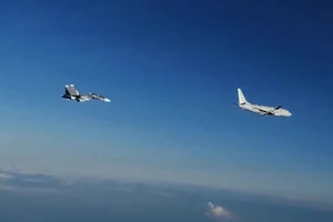 Tiêm kích Su-30SM (sau) được Nga triển khai áp sát máy bay P-8 Poseidon của Mỹ (trước) trên Biển Đen hôm 6-7. Ảnh chụp màn hình TWITTER
