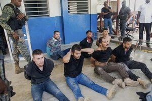 Một nhóm nghi phạm ám sát Tổng thống Haiti Jovenel Moise bị cảnh sát bắt giữ. Ảnh: AP