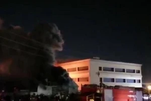 Cháy lớn tại khu điều trị bệnh nhân COVID-19 ở Bệnh viện Thực hành Iman Hussein tại TP Nasiriyah (Iraq). Ảnh: INA