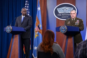 Bộ trưởng Quốc phòng Mỹ Lloyd Austin (trái) và Chủ tịch Hội đồng Tham mưu trưởng Liên quân Mỹ Mark Milley (phải) trong cuộc họp báo hôm 21-7. Ảnh: LẦU NĂM GÓC