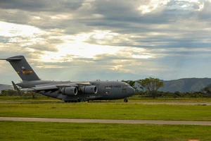 Chiếc C-17 của Mỹ hạ cánh tại căn cứ không quân Tolemaida (tỉnh Cundinamarca, Colombia) hôm 21-7. Ảnh: DVIDS