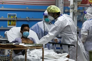 Một bệnh nhân COVID-19 tại Malaysia. Ảnh: REUTERS