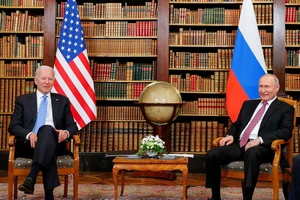 Tổng thống Mỹ Joe Biden (trái) và người đồng cấp Nga Vladimir Putin (phải) trong hội nghị thượng đỉnh Geneva hôm 16-6. Ảnh: REUTERS