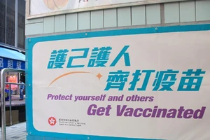 Một biển cổ động kêu gọi người dân Hong Kong tiêm vaccine ngừa COVID-19. Ảnh: GETTY