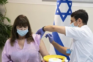 Một người Israel đi tiêm vaccine ngừa COVID-19 của Pfizer-BioNTech hôm 30-7. Ảnh: AP