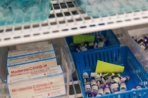 Một lượng lớn vaccine ngừa COVID-19 của Moderna và Pfizer còn được bảo quản trong kho lạnh sâu tại Mỹ hồi đầu tháng 6. Ảnh: AP