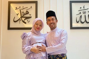 Nữ ca sĩ Malaysia Siti Sarah Raissuddin - khi đang mang thai đứa con thứ tư - và chồng là nam diễn viên hài Shuib Sepahtu. Ảnh: THE STRAITS TIMES