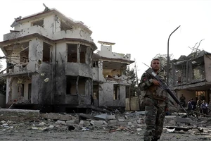 Một lính Afghanistan ở hiện trường một vụ đánh bom xe ở thủ đô Kabul hôm 4-8. Ảnh: REUTERS