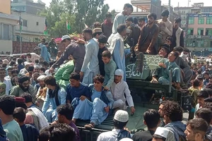 Lực lượng Taliban và những người dân ủng hộ lực lượng này ăn mừng sau khi Taliban tiến vào TP Jalalabad. Ảnh: AFP