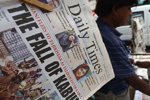 Dòng tít lớn về sự sụp đổ của chính quyền Kabul trên số báo ngày 16-8 của tờ Daily Times (Pakistan). Ảnh: THE GUARDIAN
