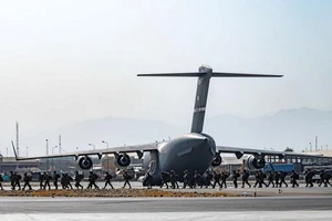 Máy bay quân sự Mỹ tại sân bay Kabul để di tản công dân Mỹ và những người Afghanistan "dễ bị tổn thương" khỏi Afghanistan. Ảnh: REUTERS