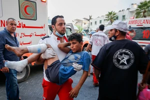 Một trẻ em Palestine bị thương sau khi quân đội Israel trấn áp biểu tình dọc ranh giới Israel-Dải Gaza hôm 21-8. Ảnh: REUTERS