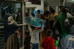 Đoàn người di tản khỏi Afghanistan chuẩn bị lên chuyến bay rời Kabul, tới căn cứ Ramstein, Đức hôm 23-8. Ảnh: REUTERS