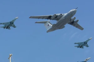 Một chiếc Il-80 dẫn đầu đội hình các tiêm kích MiG-29 trong lễ duyệt binh Ngày Chiến thắng năm 2010. Ảnh: AFP