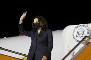 Phó Tổng thống Mỹ Kamala Harris tới Hà Nội vào tối 24-8, bắt đầu chuyến công du Việt Nam. Ảnh: REUTERS