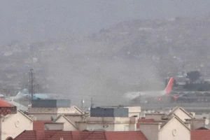 Khói từ sân bay Kabul, Afghanistan, sau vụ đánh bom do ISIS-K hôm 26-8. Ảnh: EPA