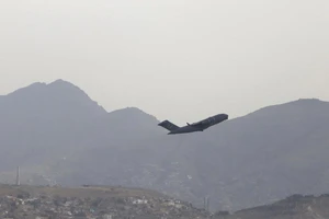 Một máy bay quân sự Mỹ cất cánh từ sân bay Kabul (Afghanistan) hôm 30-8. Ảnh: AP