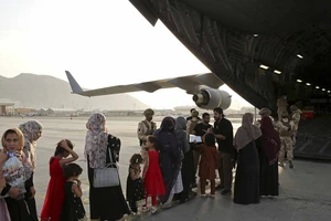 Một đoàn người tị nạn Afghanistan xếp hàng lên máy bay di tản khỏi sân bay Kabul. Ảnh: AP