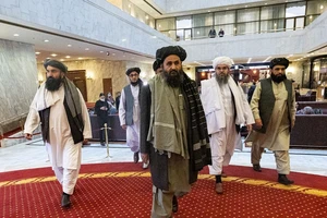 Ông Mullah Baradar (đi đầu) và các lãnh đạo khác của Taliban trong hội nghị hòa bình Afghanistan tại Nga hồi tháng 3. Ảnh: REUTERS