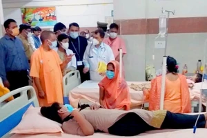 Thủ hiến Uttar Pradesh, ông Yogi Adityanath thăm các bệnh nhân bị bệnh sốt "bí ẩn" đang nằm viện tại một cơ sở y tế ở quận Firozabad. Ảnh: PTI